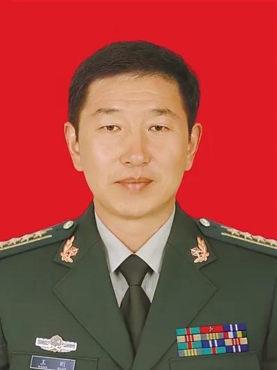 王刚，1972年12月生，新疆阿克苏人，武警新疆总队副参谋长，“八一勋章”获得者