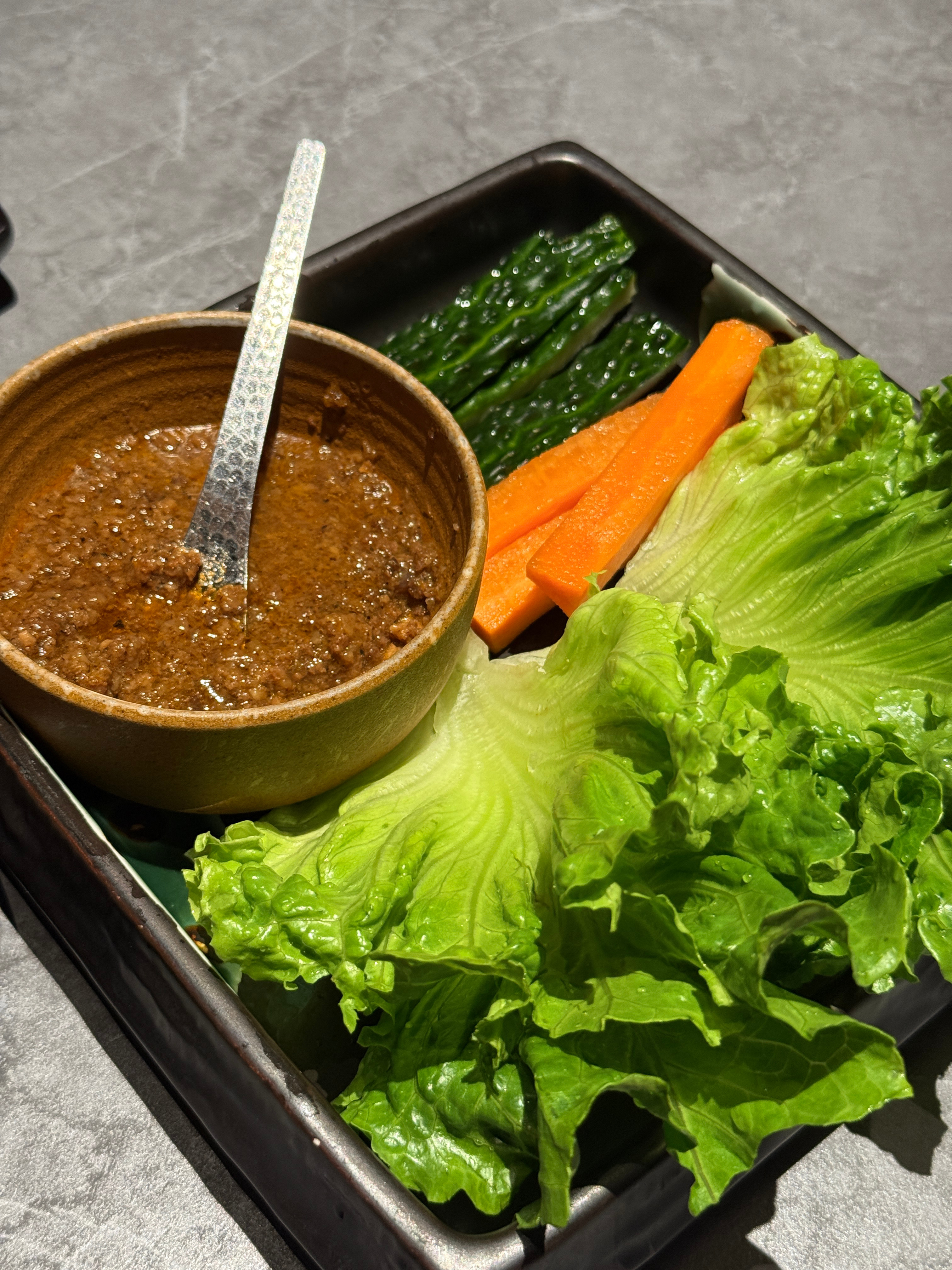 哈哈 来吃一家和牛烧肉，人家上一盘这个，我当时在写东西也没注意，写完我一看，这么