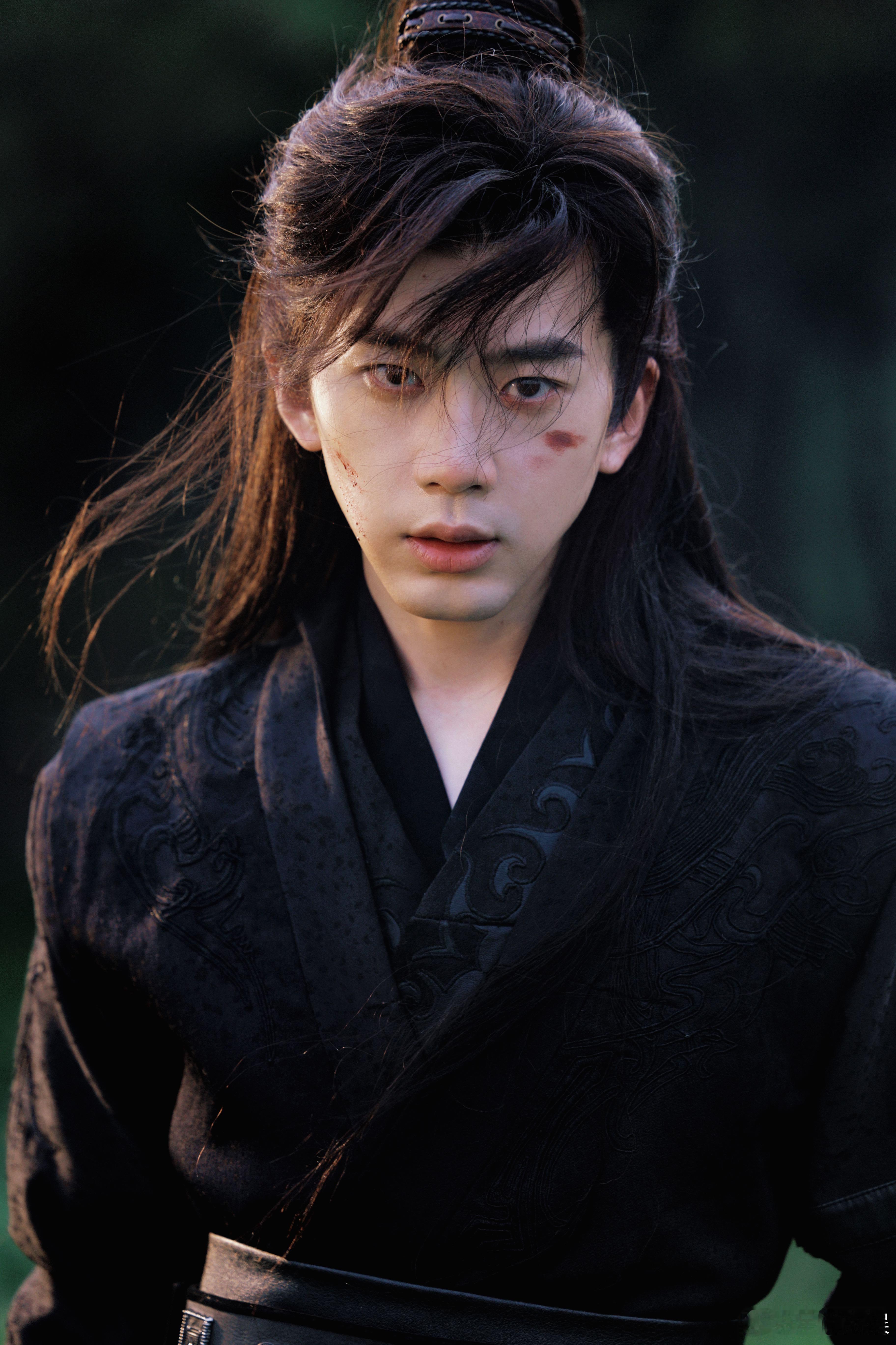 #费启鸣黑衣战损妆##费启鸣战损少年将军#费启鸣的战损少年将军形象，深深地印在了