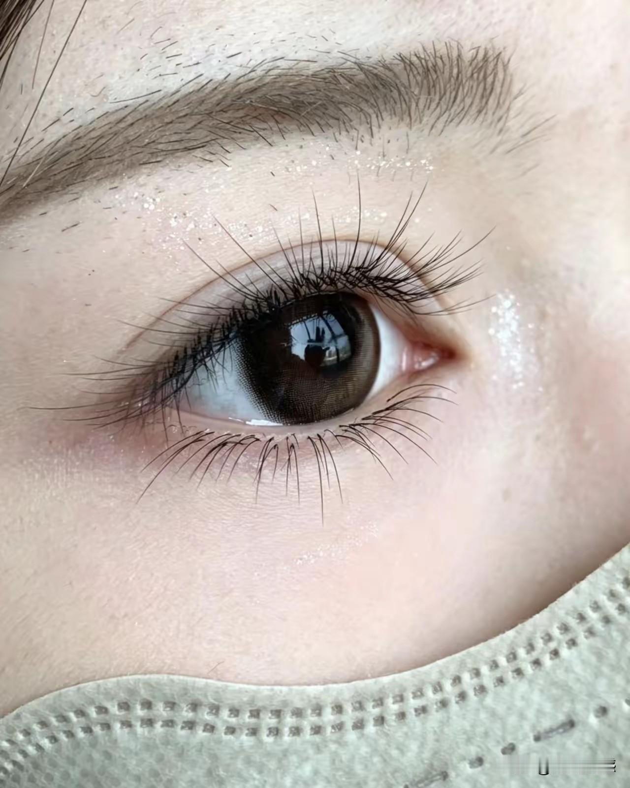 这个人的睫毛太漂亮了，这是我看过的最漂亮的睫毛，睫毛特别的长，而且特别的密，很少