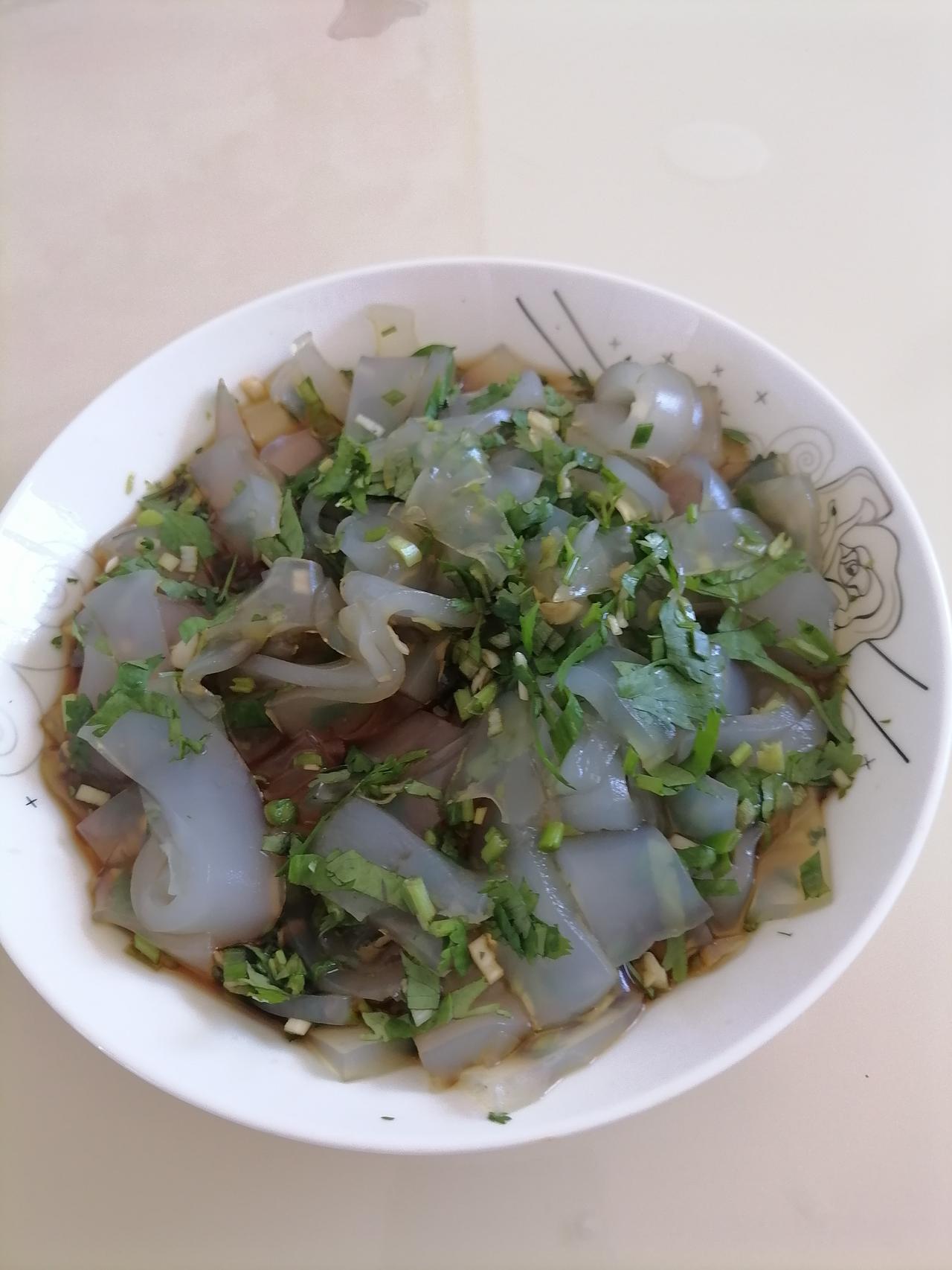 高温夏季，没有什么烦躁不是一碗凉粉不能解决的。蒸笼式酷暑 闷热防暑 夏日的气温 