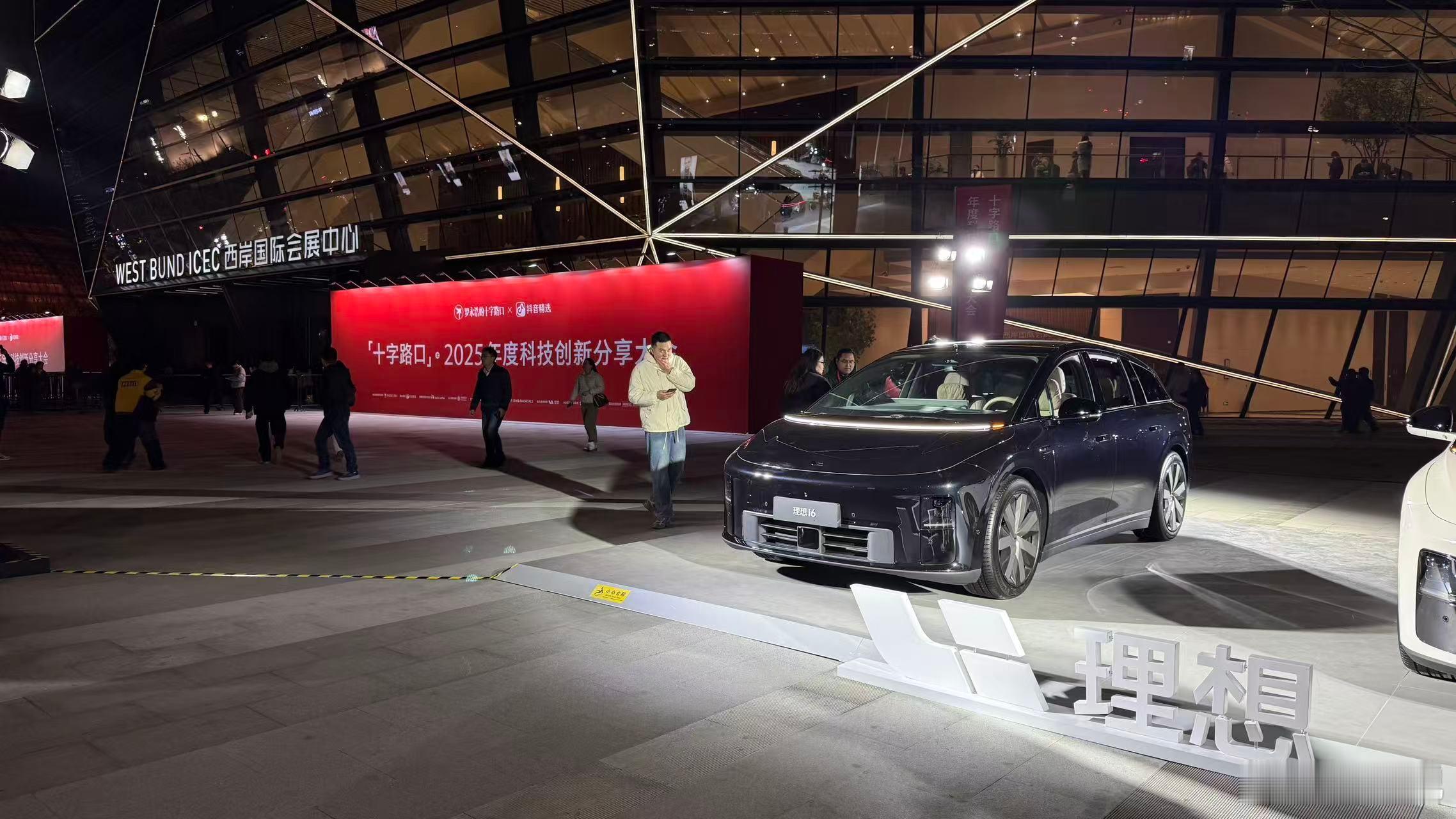 老罗今晚的节目怎么样？还没来得及看会场门口停了辆黑武士的i6罗永浩的十字路口理想