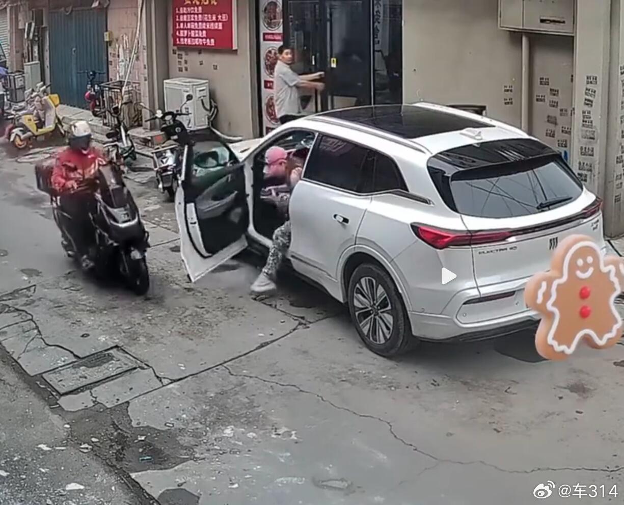 “开门杀”反被“关门杀”，而且还是被电瓶车，这确实不多见。但事情都是一样事情，开