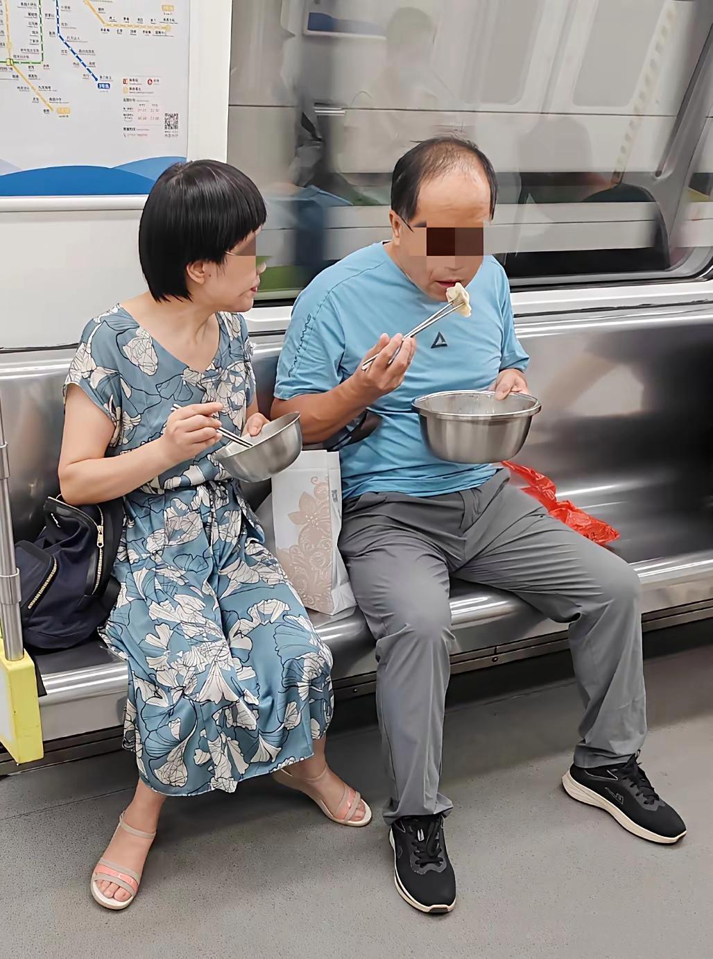 真是服了！
地铁上碰到对奇葩夫妻！
夫妻俩带了两大盆饺子，
在地铁上旁若无人的吃