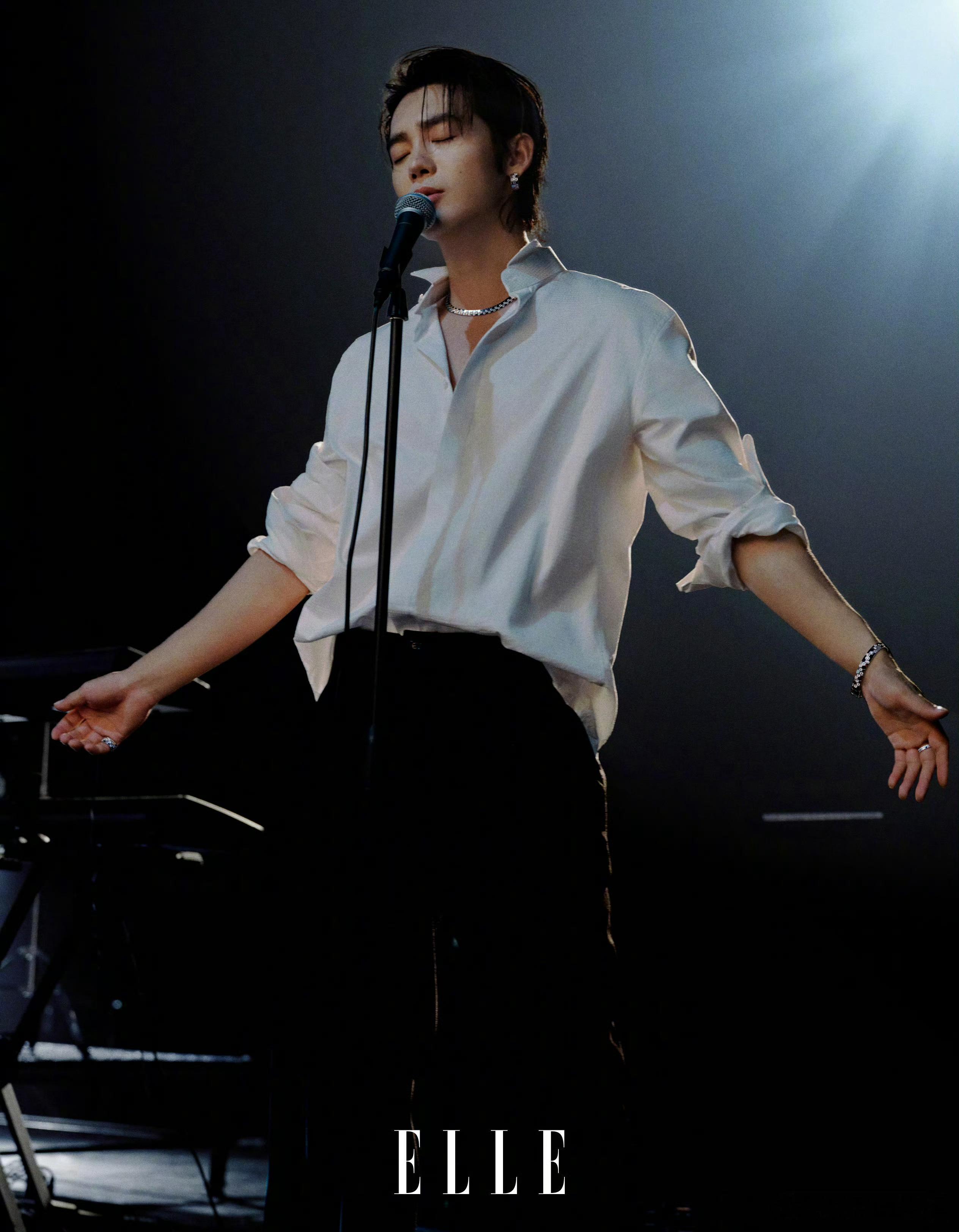 于适登上《ELLE 》12月刊彩排预告，宽松剪裁的白衬衫点缀搭配CHAUMET珠