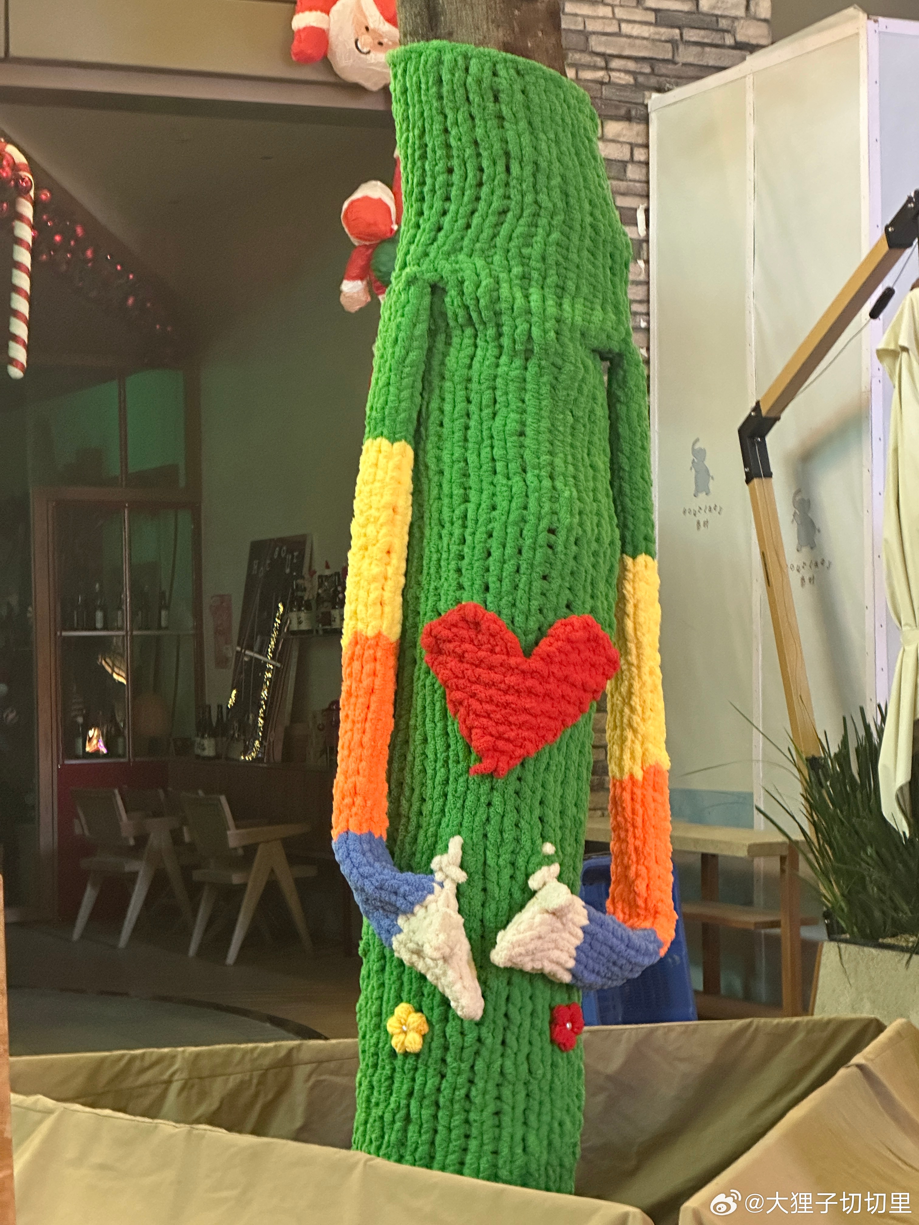 天气变冷了，路边的树也穿上毛衣了！ 