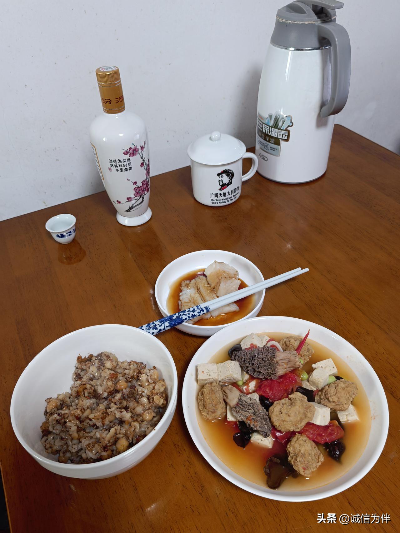 今天中午不喝酒，下午开车去乡下看农家小院。虽说我有点馋酒，如果有事情的话，73岁