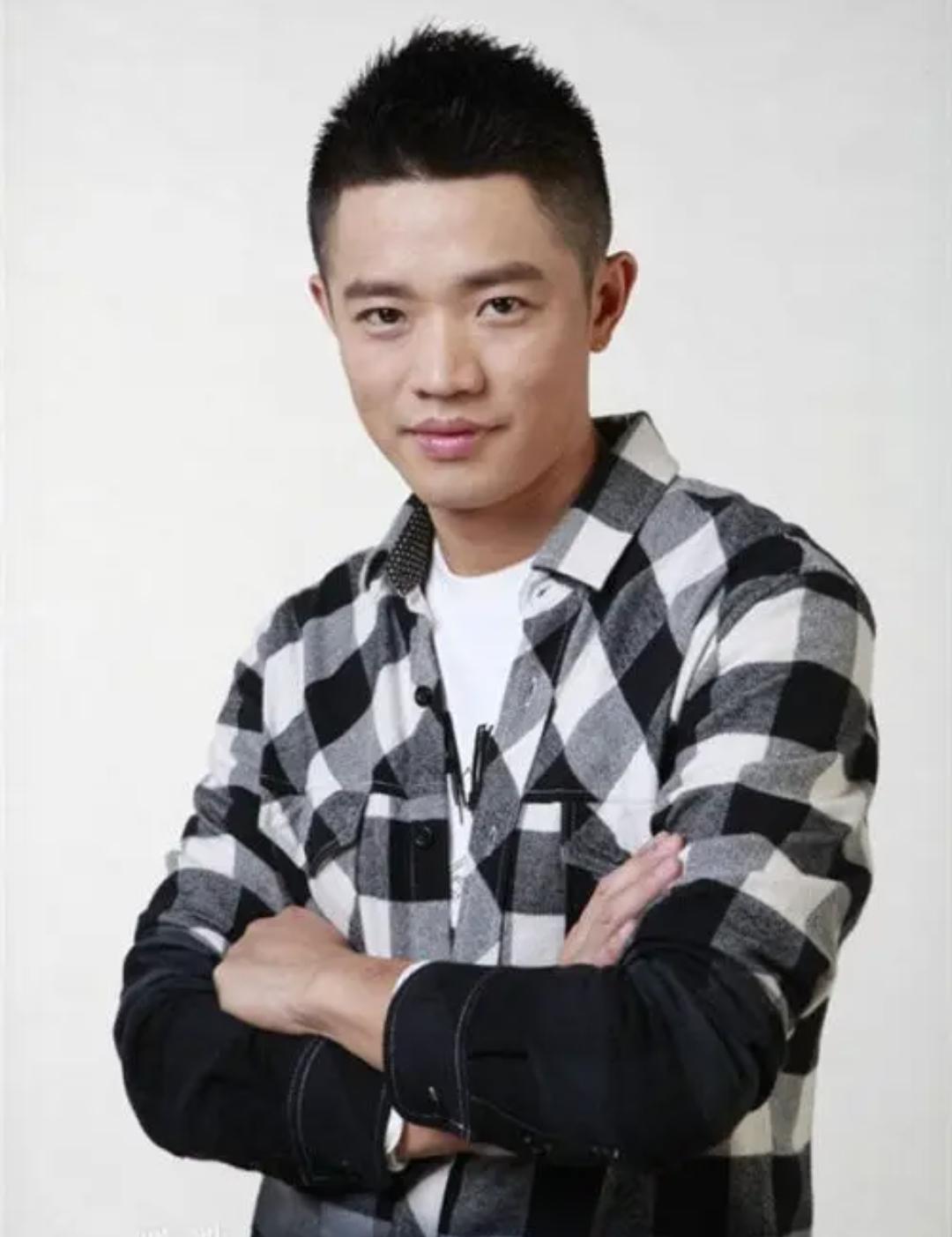 墙倒众人推？风波5个月后，曾毅近况曝光，令人恶心的一幕出现了娱乐 明星