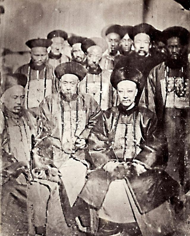 当1858年的镜头对准长江，一艘英国军舰正泊于江面，湖广总督官文登舰的身影被永远