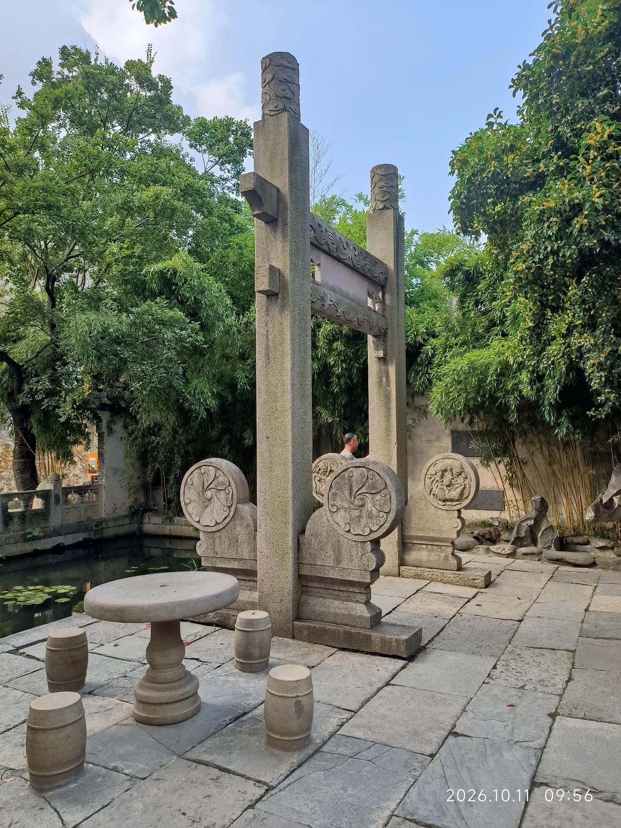 男人爱一个女人却放弃是为啥沒钱只能放弃。女人总是不断的问男人要钱，如果男人自身收