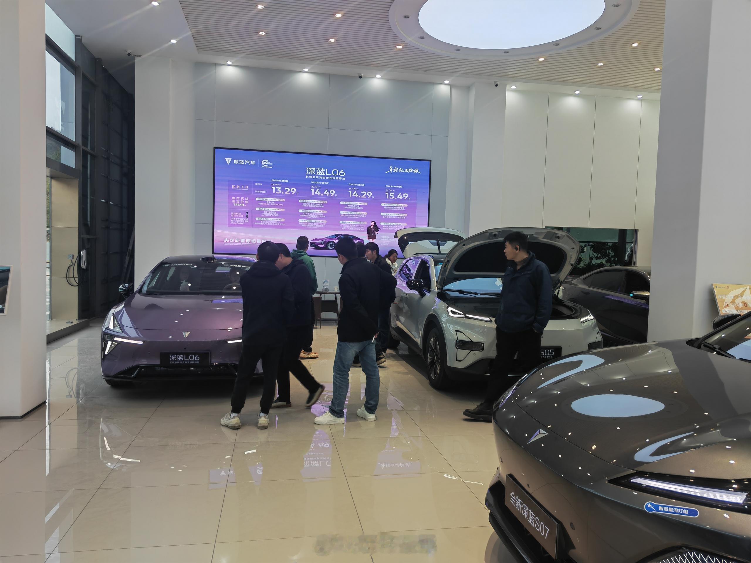 近日，有车主发帖称需要服务，并 。姜海荣很快在评论区回复“收到”，引起网友热议：