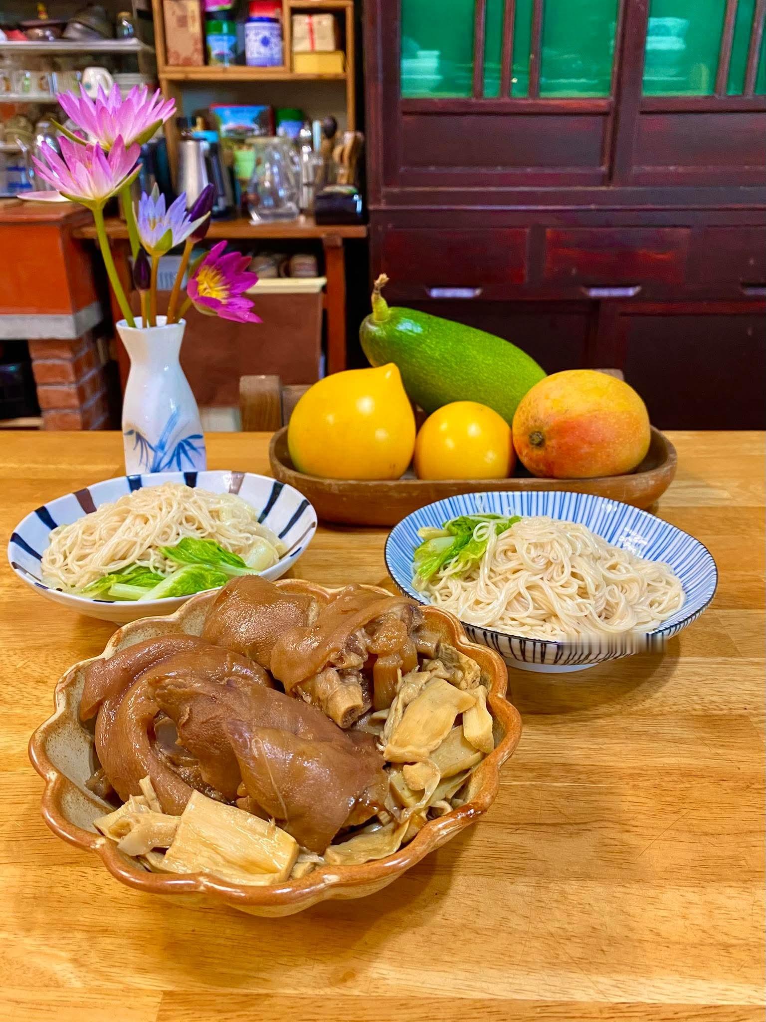 假日中午又路過內門總舖師手路菜，正在思考中午要吃甚麼？先下車看看有什麼再決定！一