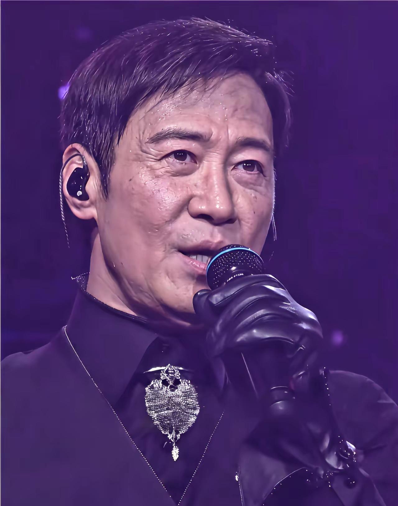 一位歌手在舞台上激情演唱。不说名字，你还认识他吗？岁月静好[作揖][玫瑰]