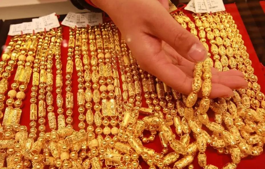 炸了！
3.19黄金暴跌超3%，抄底的人全被套牢
3月19日黄金突然大跳水，暴跌