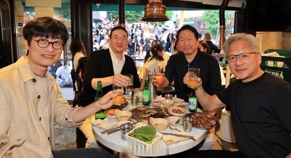 黄仁勋做客韩国，SK集团会长崔泰源给倒酒、LG集团会长具光谟给烤肉、NAVER董