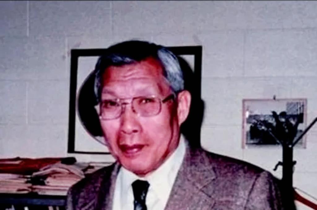 1950年春，北大一位教授悄悄把家里米缸加满了米，装出一副还要回来的样子。留下一