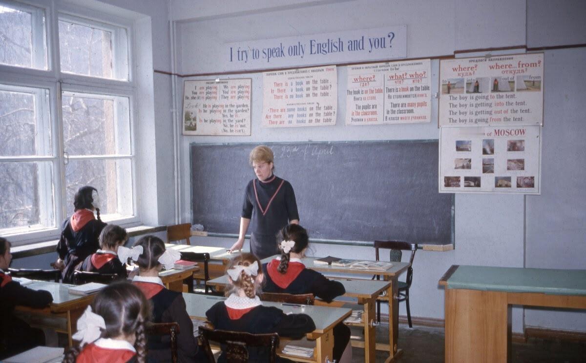 苏联时期的英语课有鲜明时代特色，多从四或五年级开设，属重点学科。教学以传统教材为