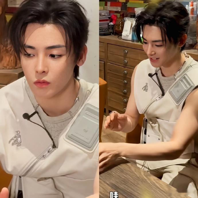 #侯明昊上一秒不嘻嘻下一秒嘻嘻#侯明昊很有表演天分呢，一个上一秒不嘻嘻下一秒嘻嘻