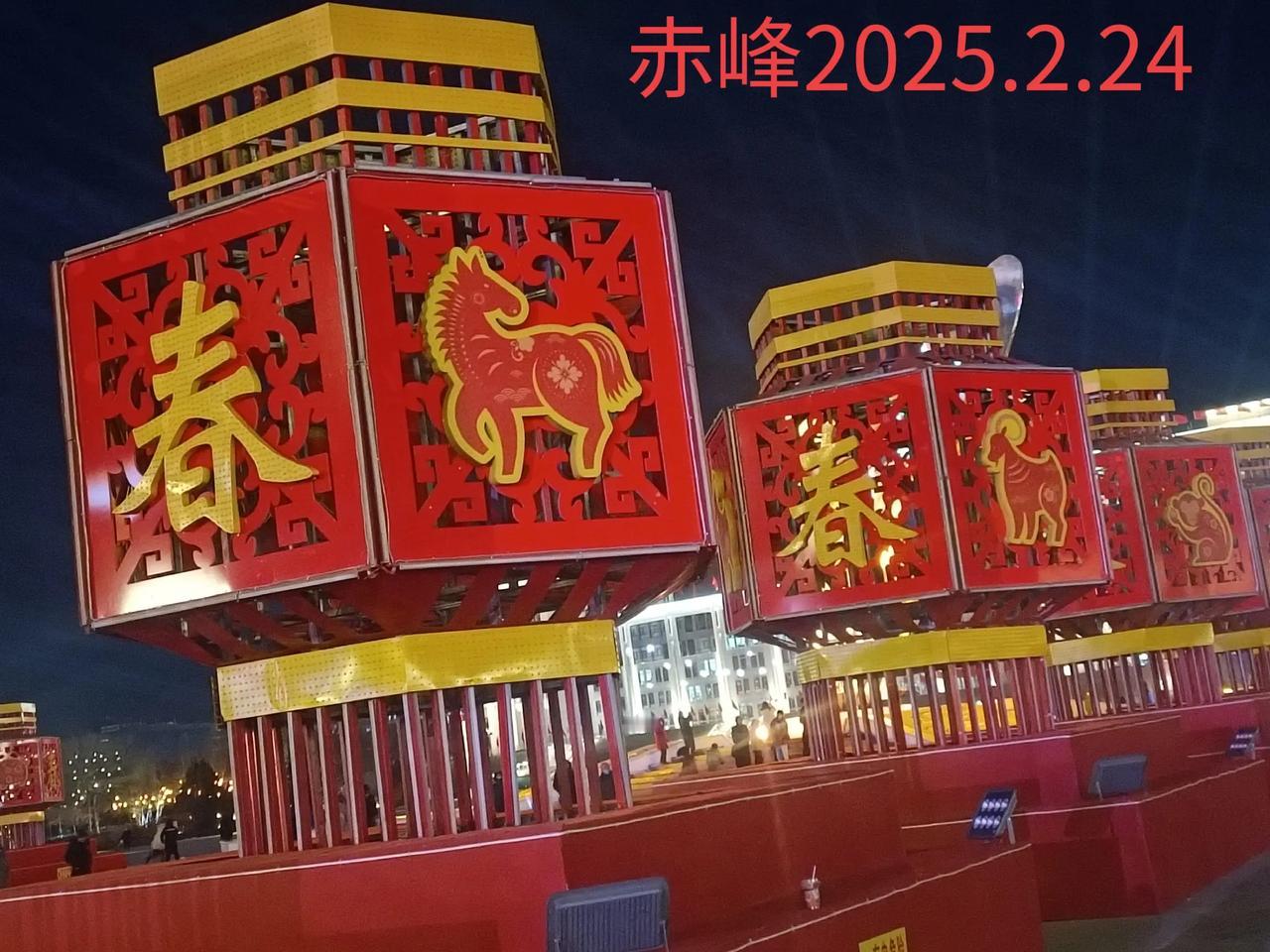 分享一张你最近随手拍的照片吧路边随拍，赤峰夜景。