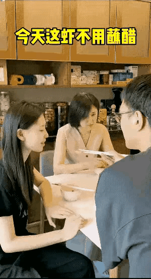 饭桌上，老妈看着儿子给媳妇喂吃的，内心是五味杂陈，啥想法都有了。