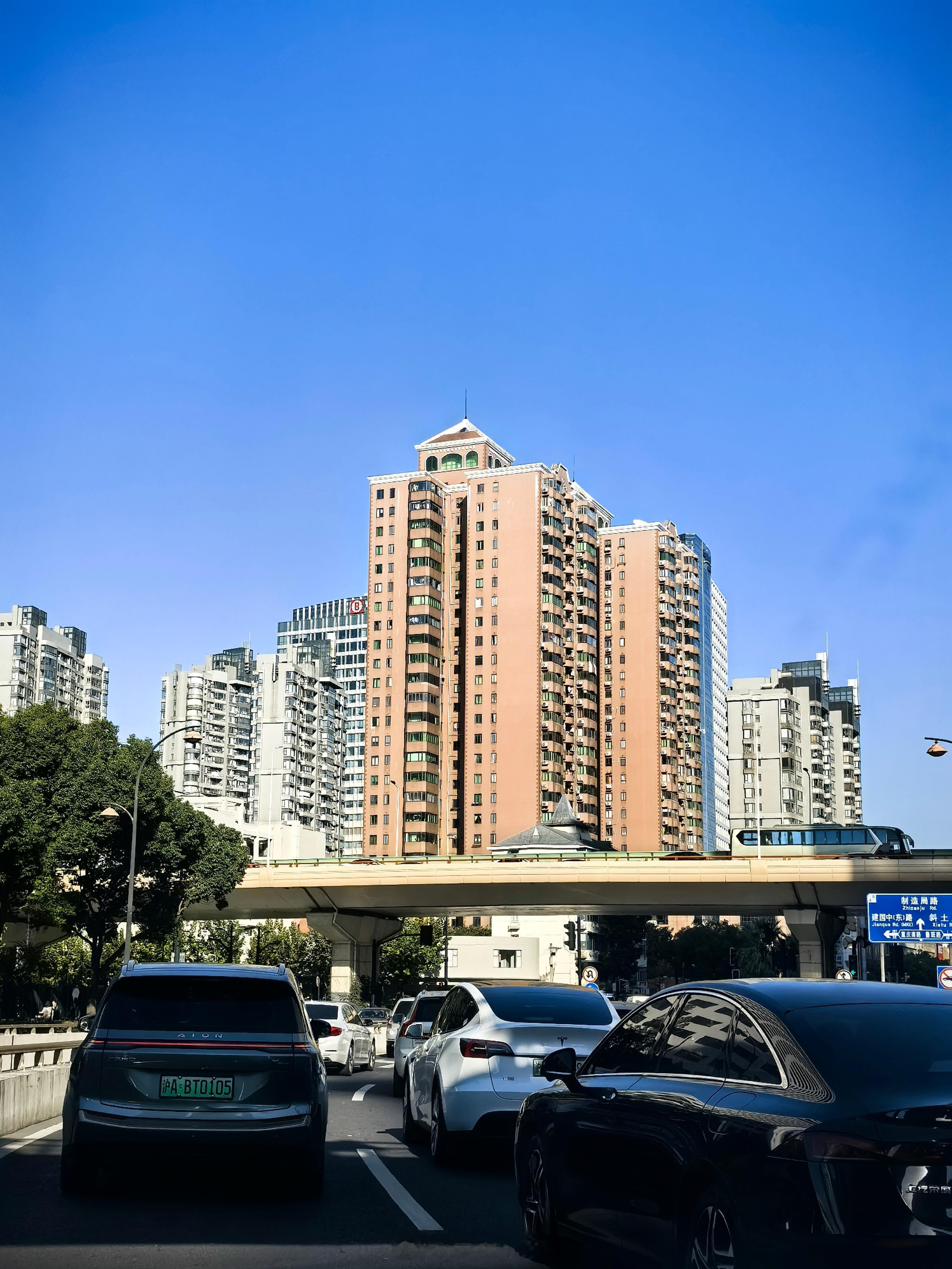 上海这条路真的很容易走错。三条左转道，但是最内侧左转转过去是不能上高架的…你硬要