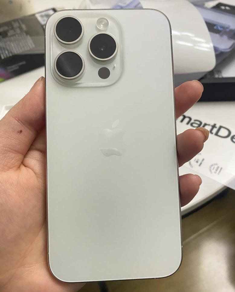 [吃瓜群众]这年头还买什么标准版，iPhone15 Pro才是最香的，现在跌到了