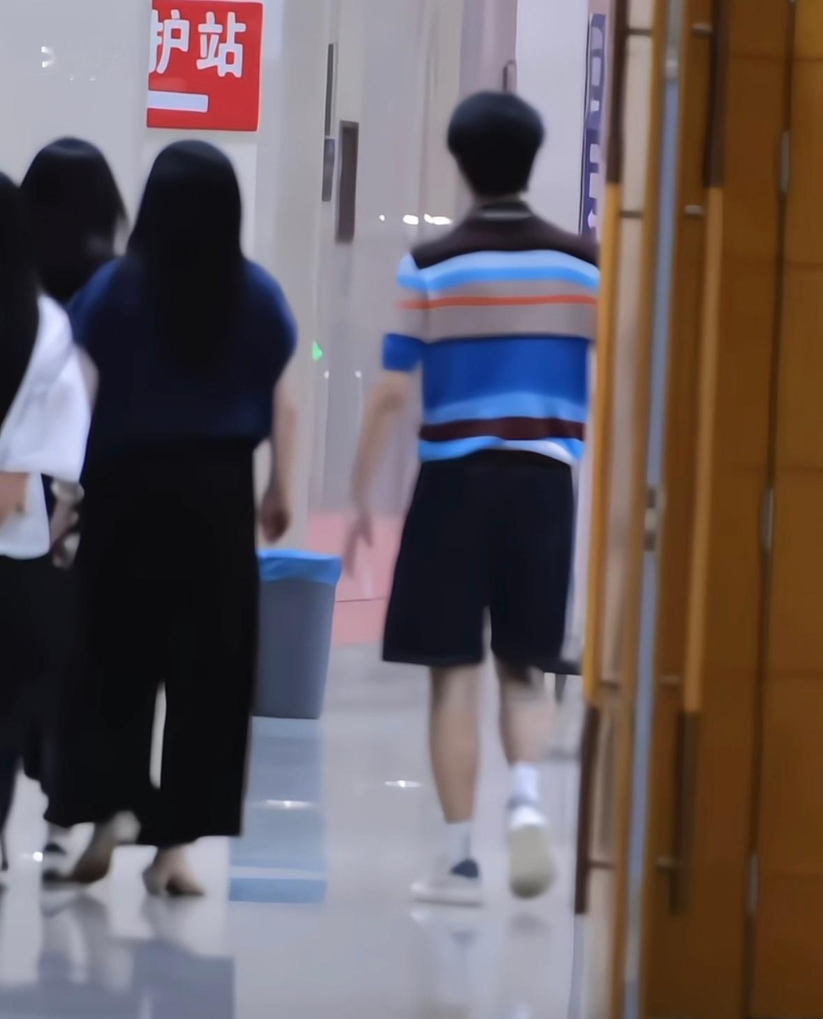 田嘉瑞  是一步三回头的宝宝。非常宠我们的宝宝。做什么动作都好可爱啊！