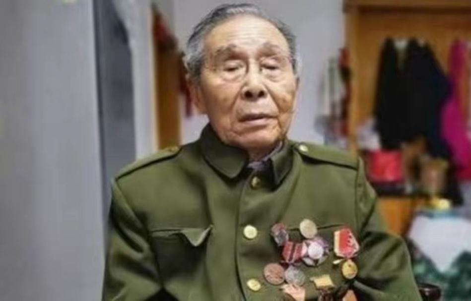 1986年，两名记者来到四川万县进行采访，途中口渴难忍，便敲开了老农户家的门，讨