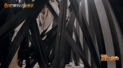  文韬从来没否认过自己是液体兔 密室大逃脱 别人卡管道卡到喊救命，文韬：“我过去