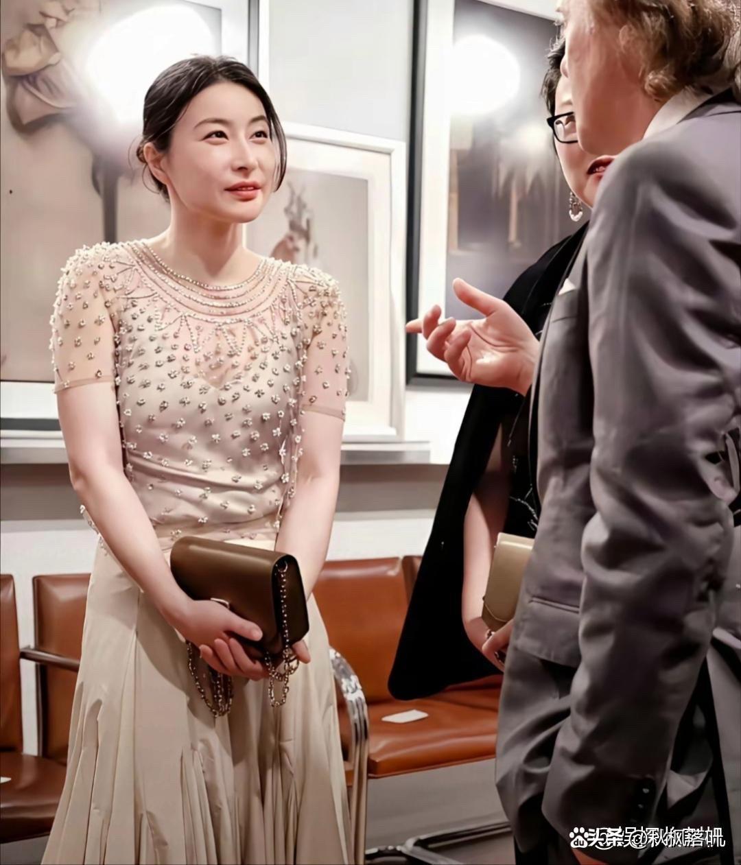 郭晶晶气质高雅，一脸福相