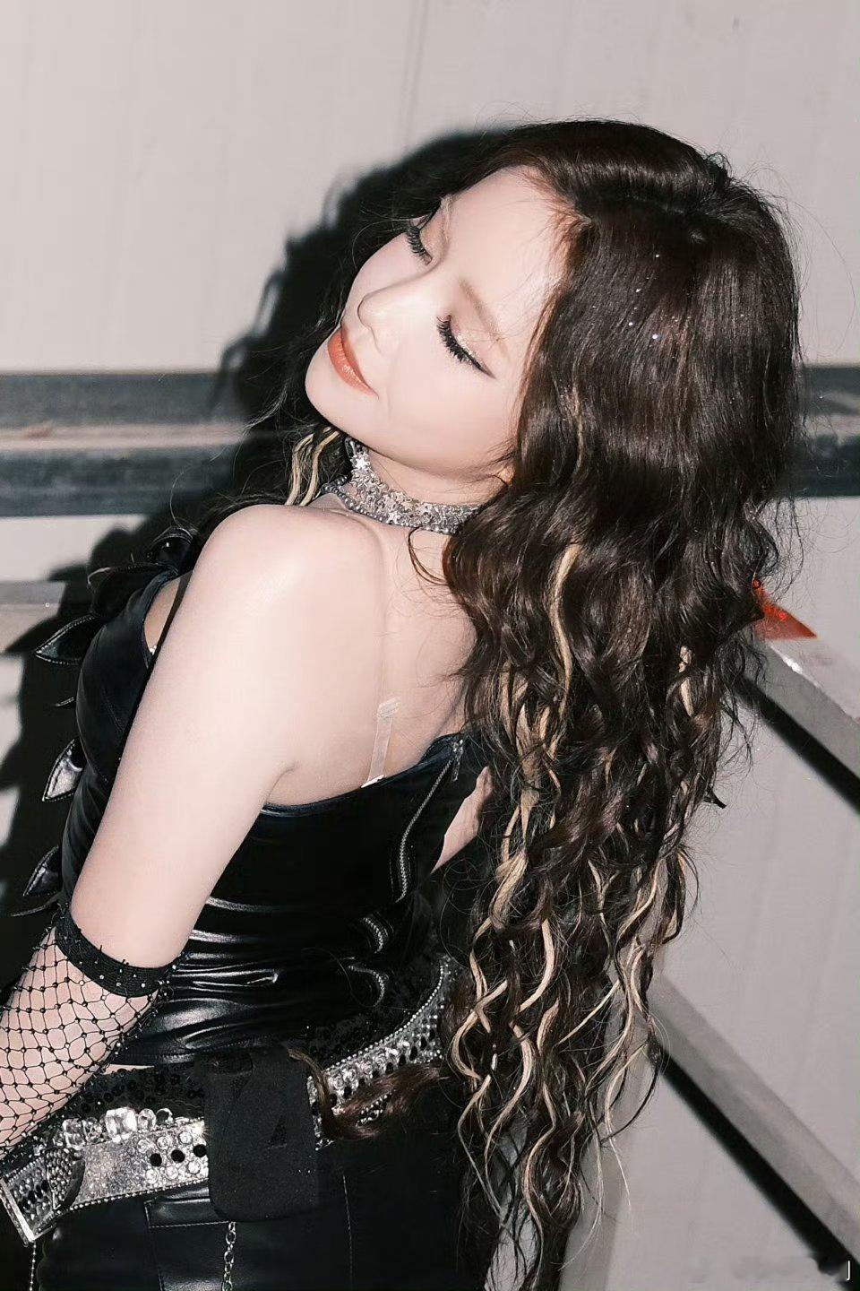 安崎二公妆造梦回青你安崎二公妆造美炸了！这卷发造型又野又媚，一秒把我拉回青你的夏