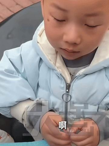 “扎心了！”近日，江西一女子去接孩子放学时，被自家孩子给吐槽了，说下次让爸爸去接