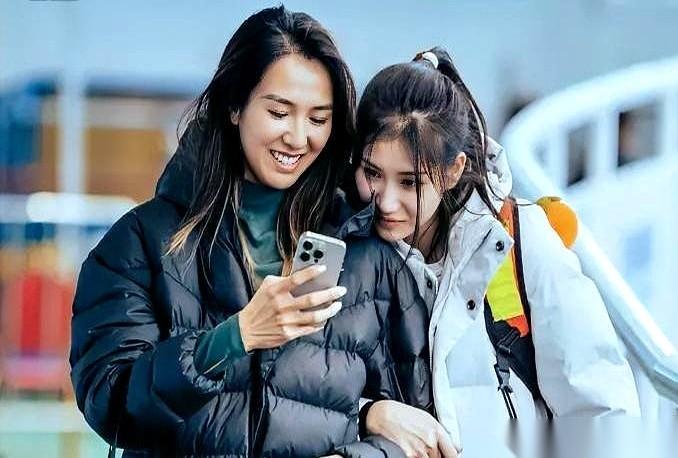 全运会女子百米栏，刘景扬拿了冠军。
但你知道全场为她尖叫、笑得最开心的，是谁吗？