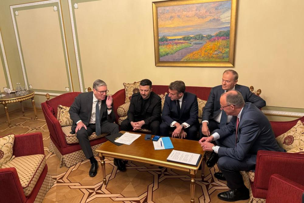 又一场斡旋外交开始了——必须打太极！ 德国总理默茨、法国总统马克龙和英国首相斯塔