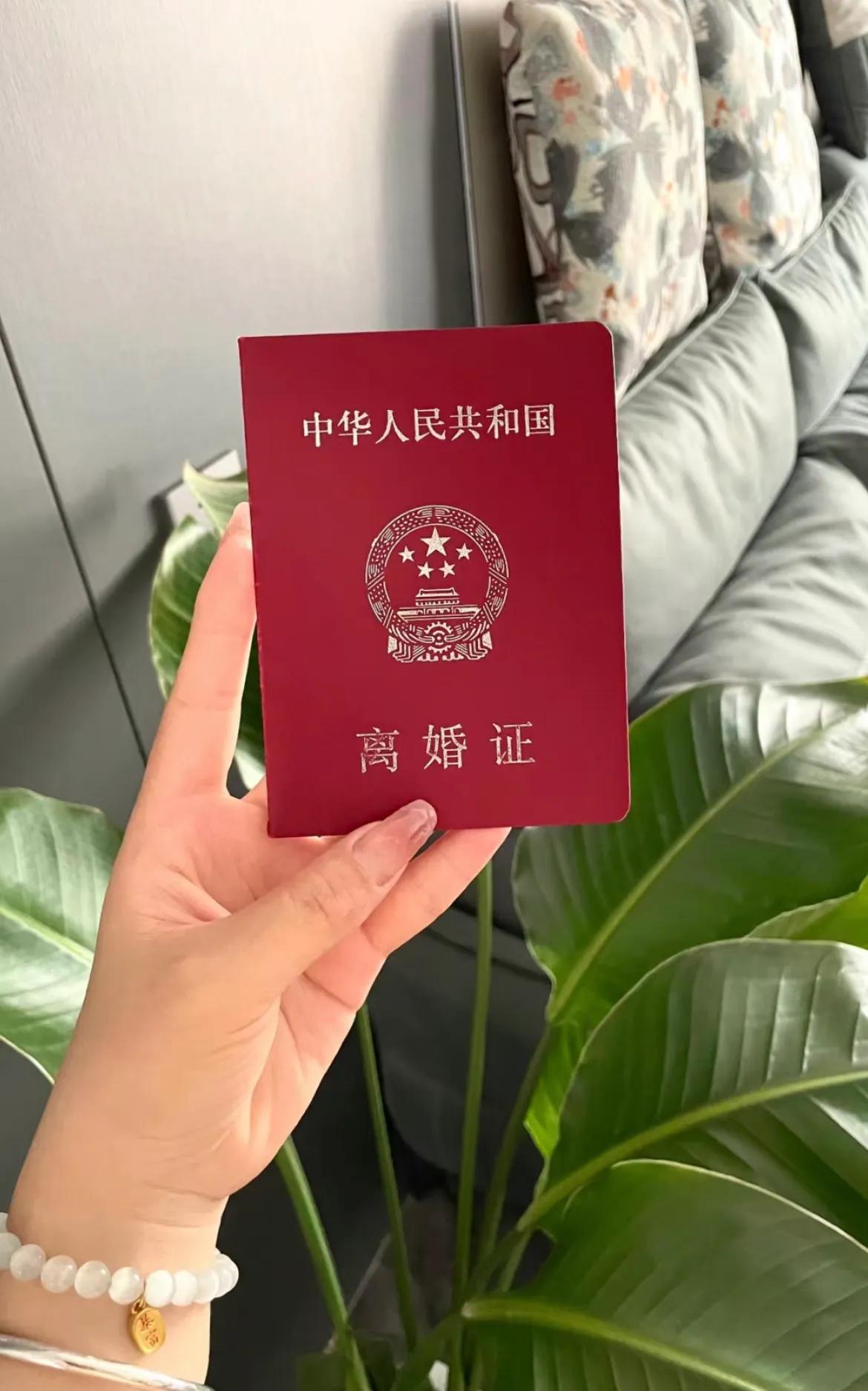 我爸妈出国旅游了一趟，我和老公离婚了，说来真是可笑，估计电视剧都不会这么演。 
