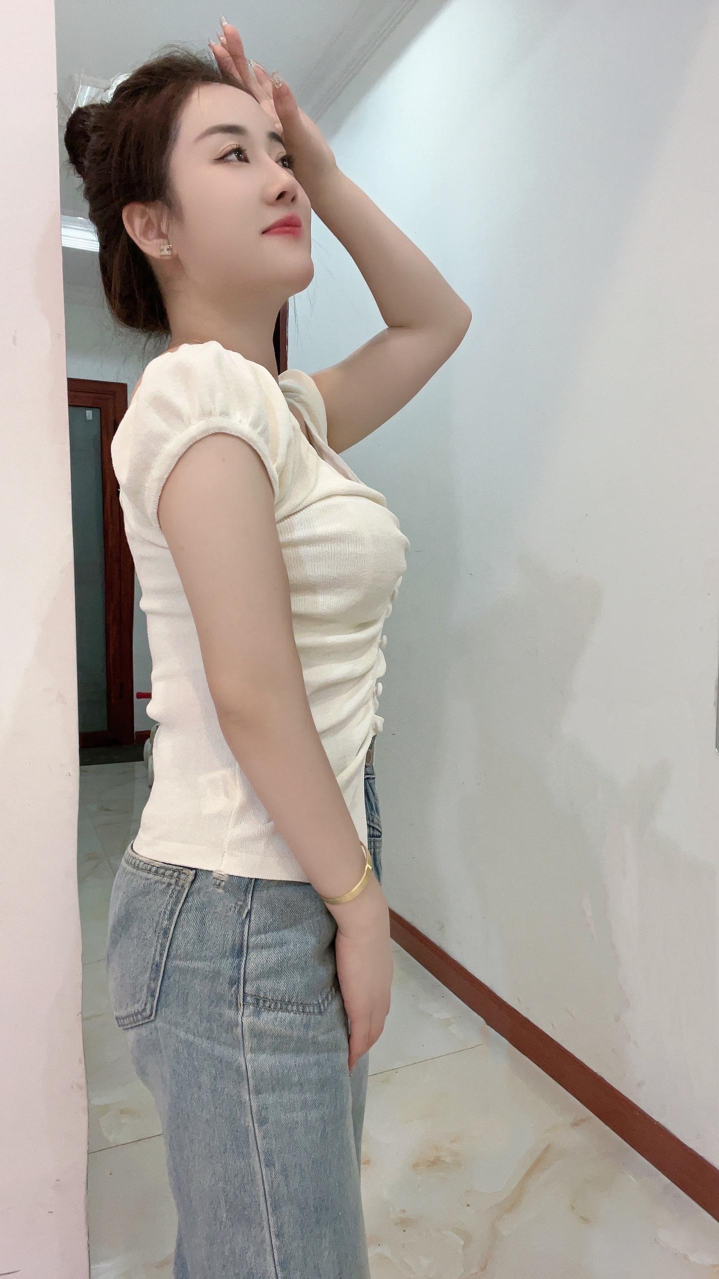 不品人间的酒，不知其中的醉，敬往事一杯酒，过去不回头，未来不将就