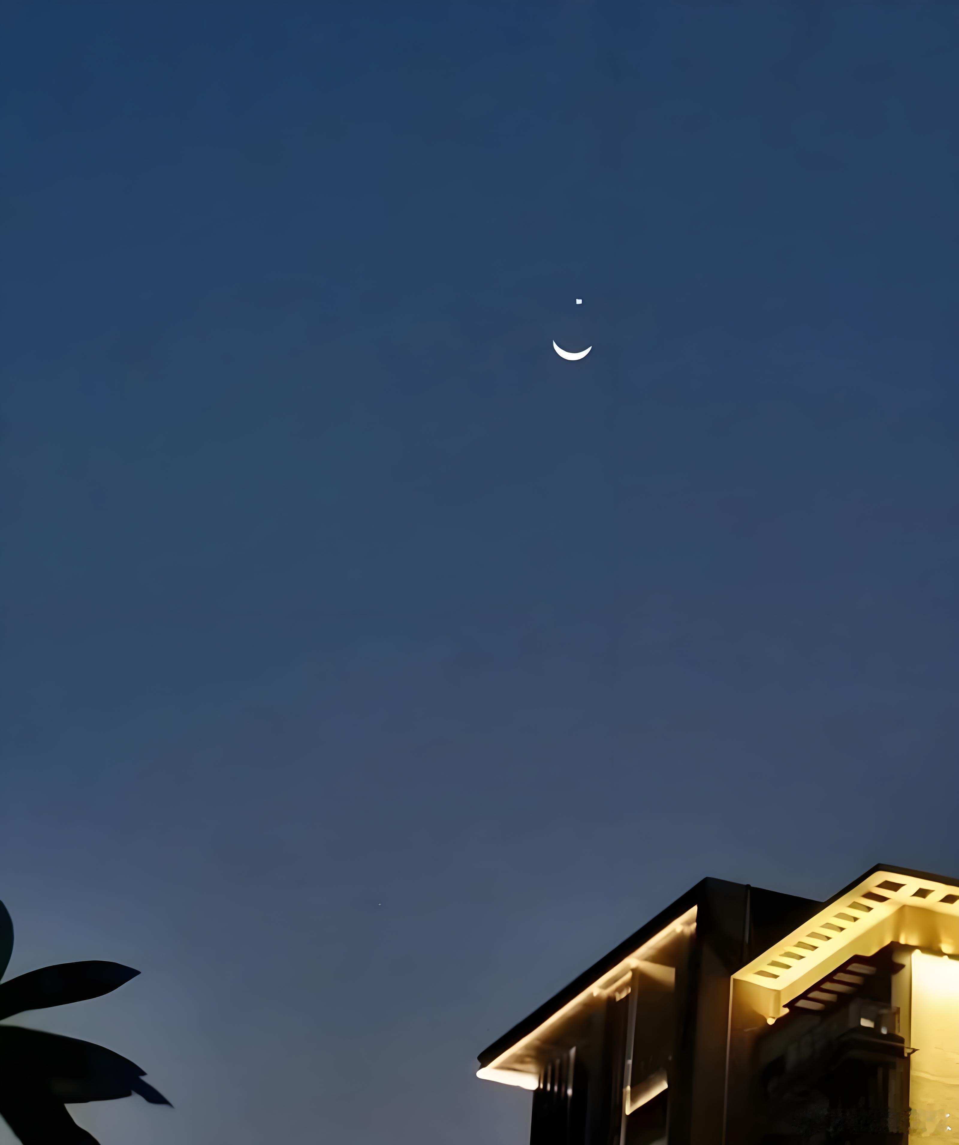 月亮今天晚上如果你看西面天空，会看到长庚星和月亮特别近，俗称的金星伴月。金星主杀
