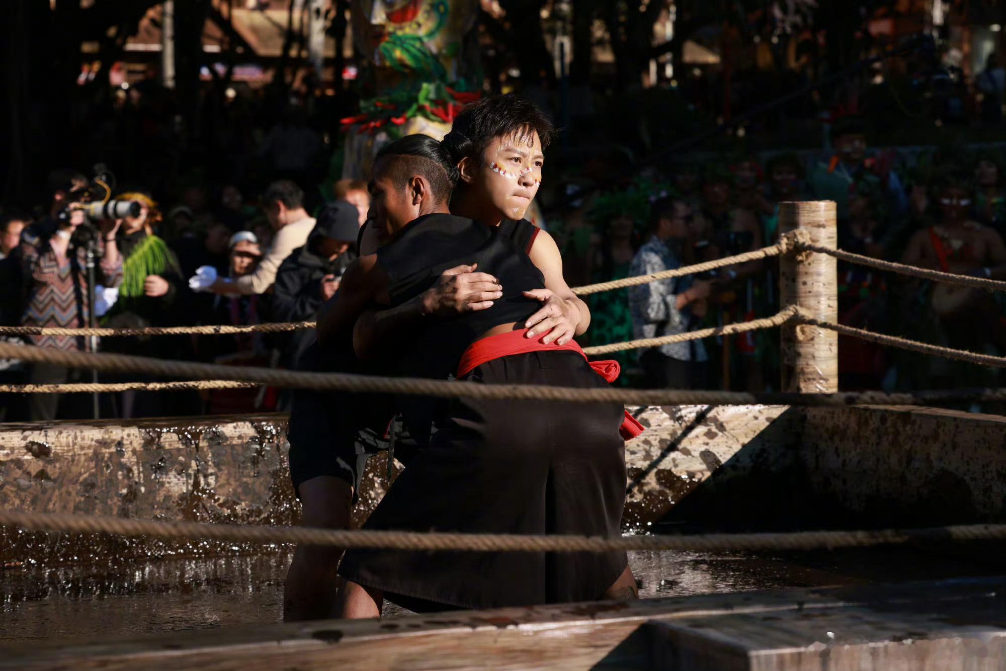 邓超在泥潭摔完跤赢了以后，像用泥洗澡一样，马頔说“好油啊”马頔说邓超好油啊哈哈哈