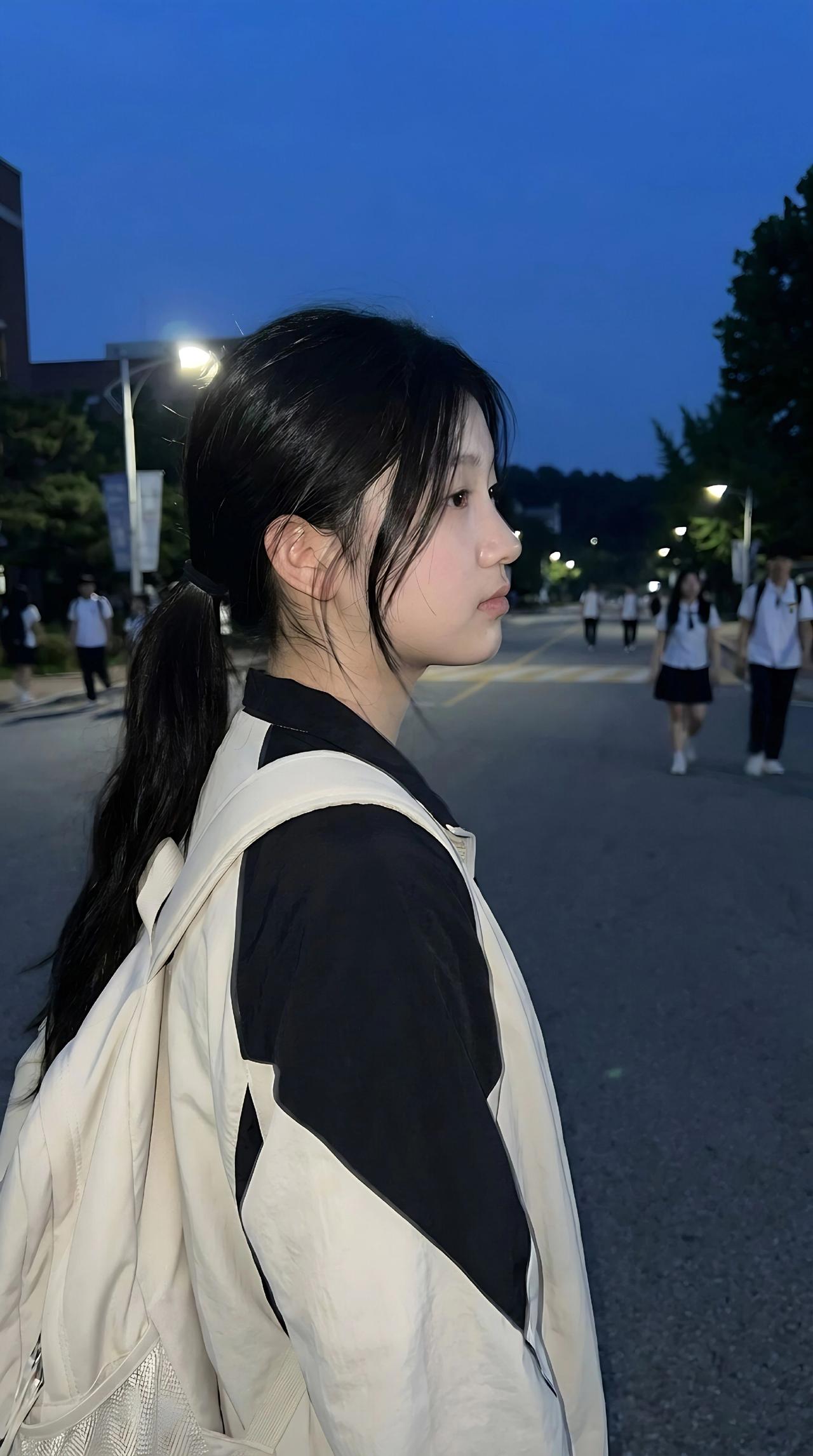 以前觉得“面目全非”是个贬义词，现在觉得它是个中性词。时间带走了稚嫩，留下了从容