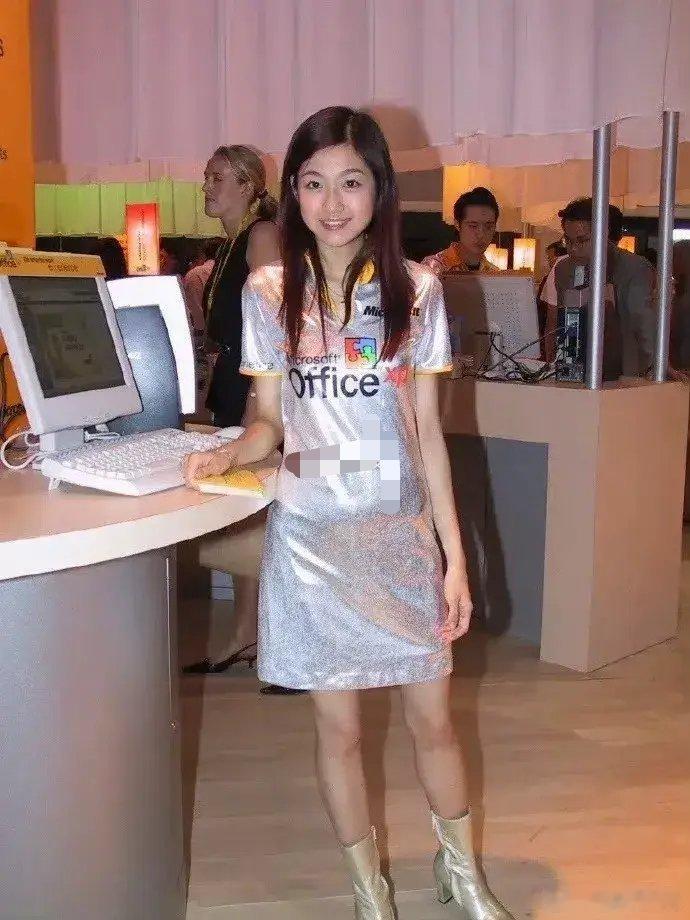 她算第一代被人在网上捧到红的女孩了，五官没有P过，纯天然 