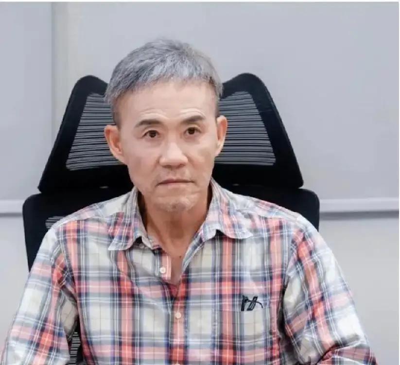 王石田朴珺删照风波，真是感情危机？
别傻了，这根本不是重点。73岁的王石，身体硬