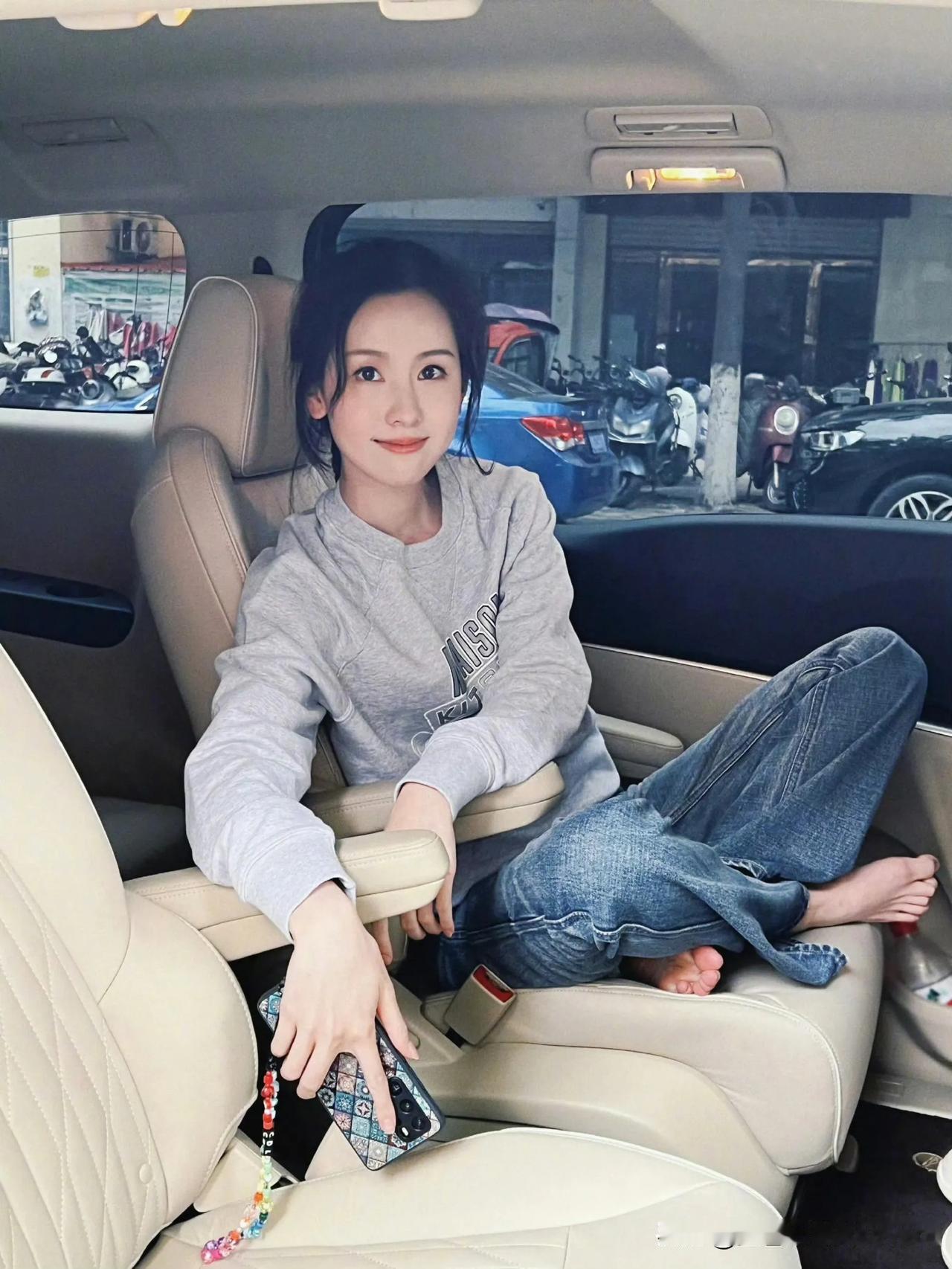 陈都灵元气满满的一天，从车上的自拍开始！