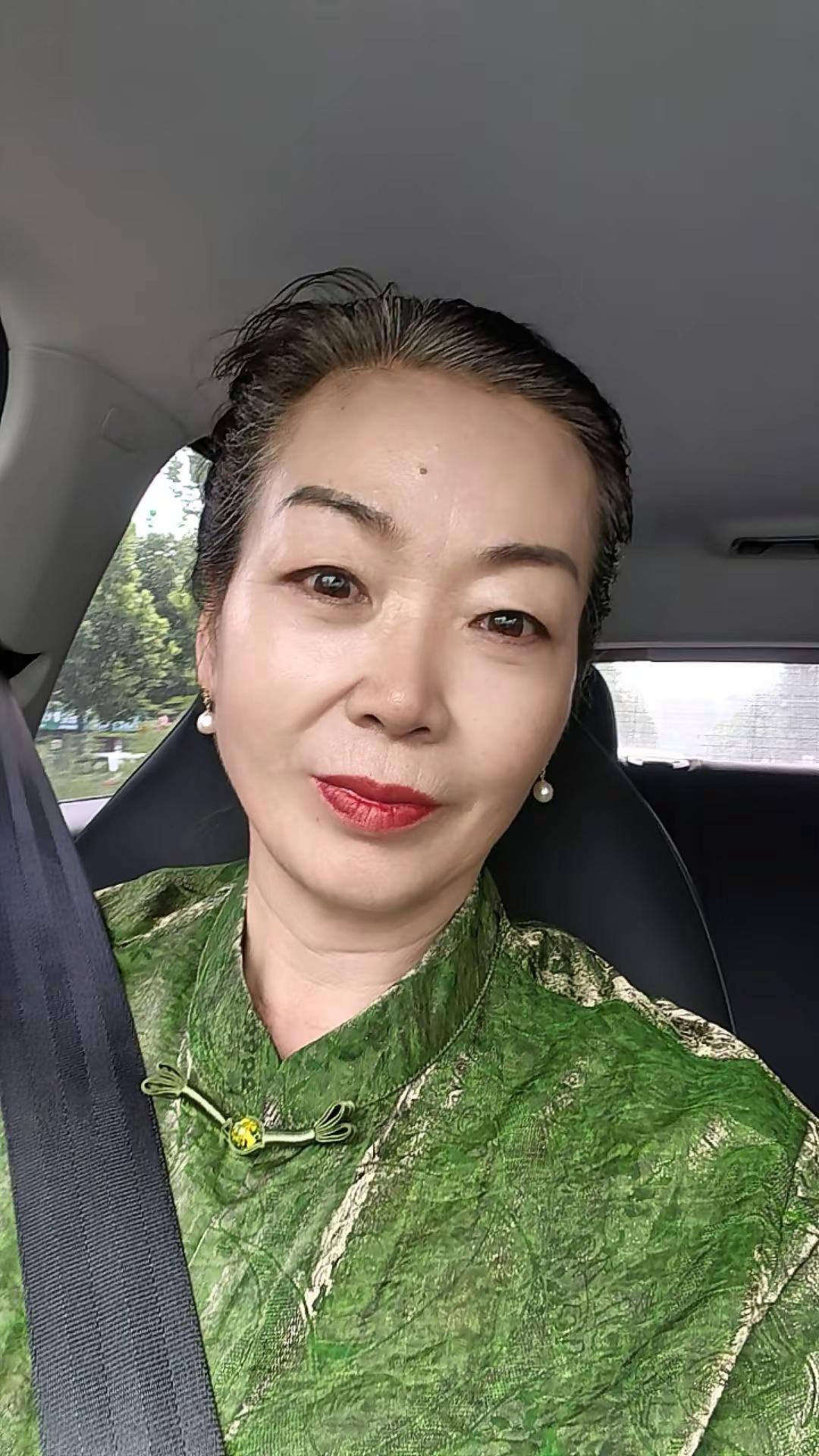 年龄从不定义女性 年龄无界穿搭 女人气质比年龄重要
