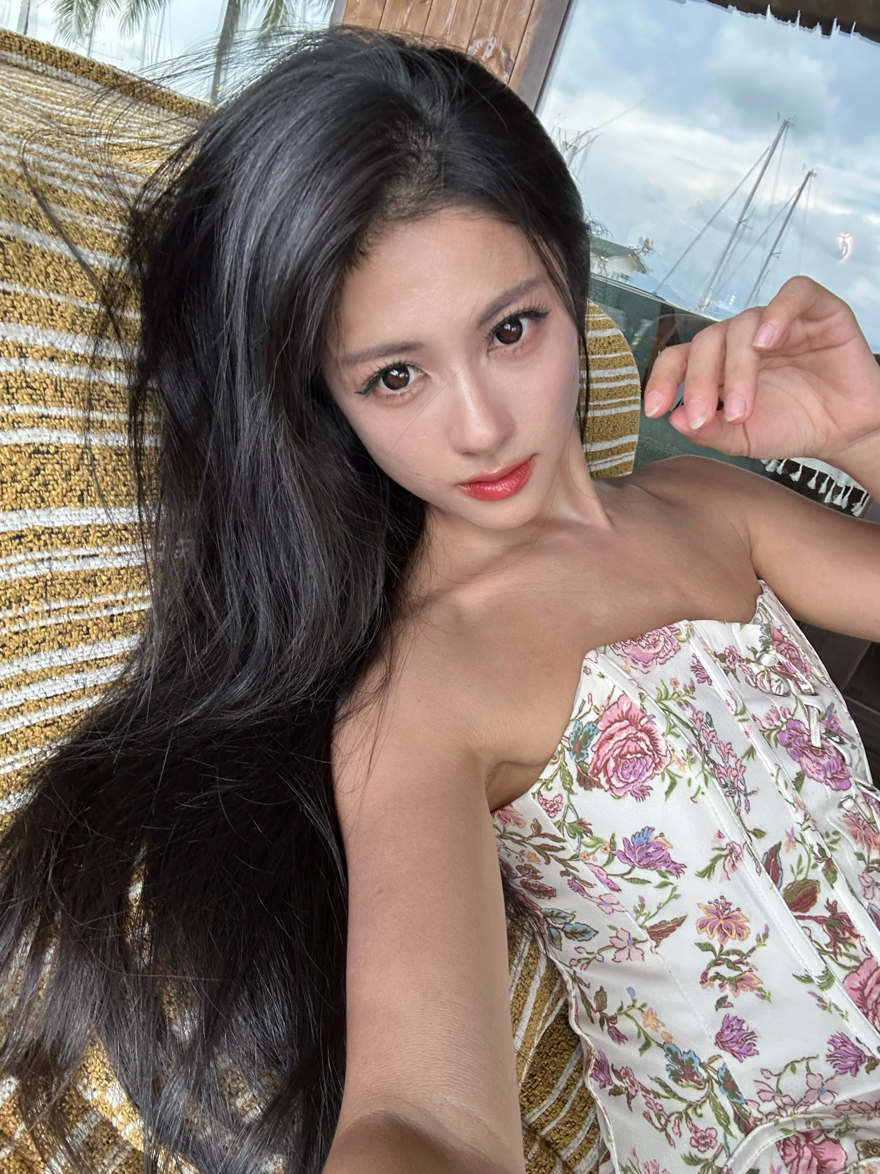 哈哈哈哈哈哈哈哈哈i人出门总是能一眼检索到同类拍照呆住的小狗🐕 拍照的时候总是