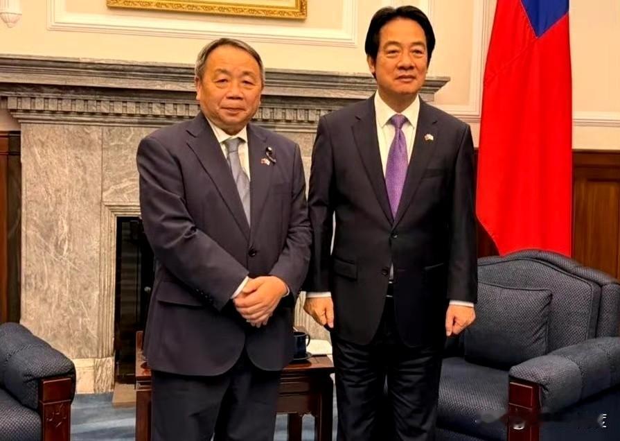 石平和赖清德，哪个看起来更像日本人？
两个都像！左边站姿，右边发型！
