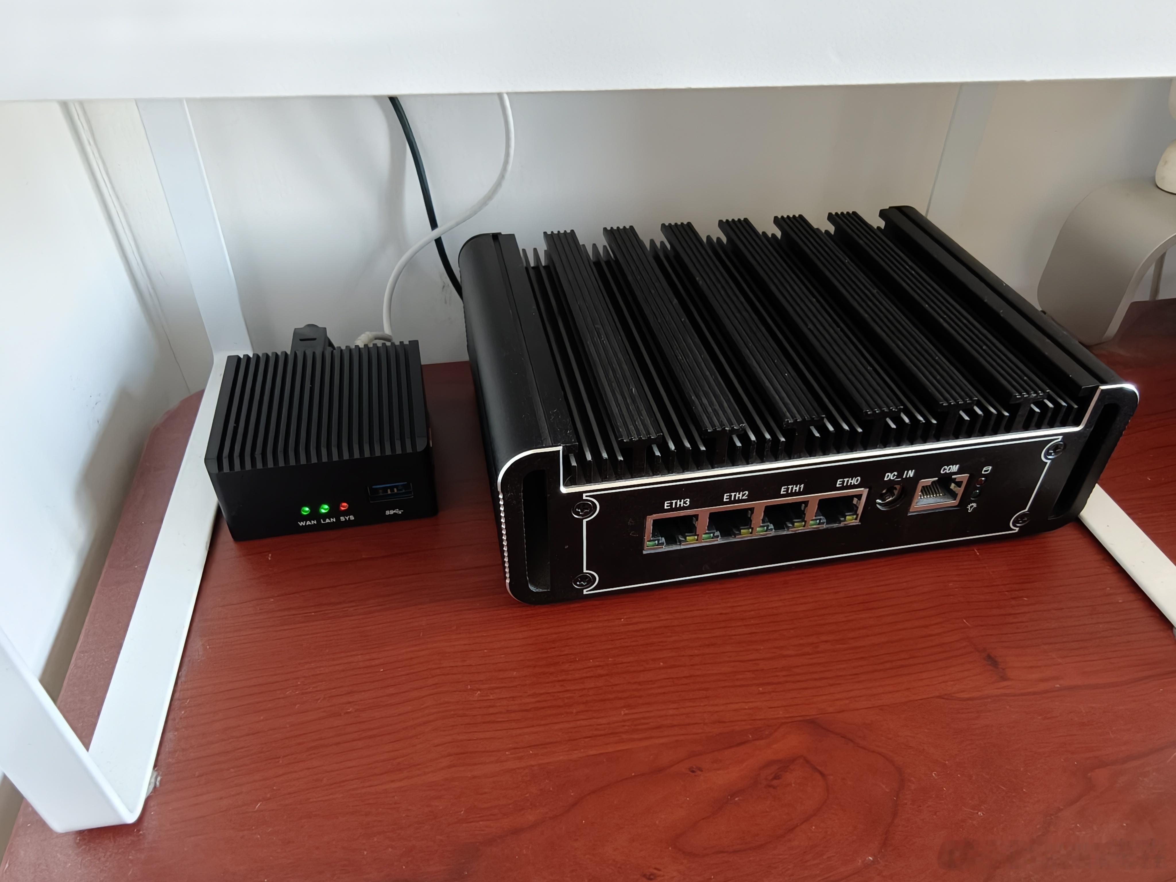 折腾不动了，把右边X86机器换了左边R76s软路由，看起来是降级，但是省空间省电