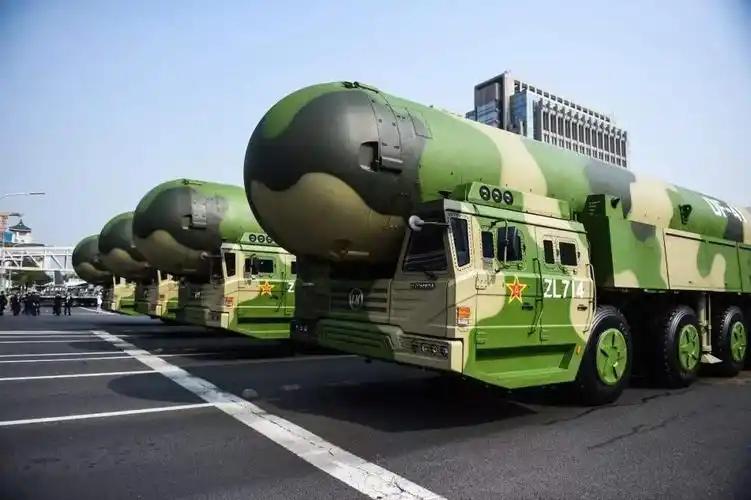 很多人支持用核武器反击日本挑衅，却忽略了背后的巨大风险。一旦对其本土实施打击，半