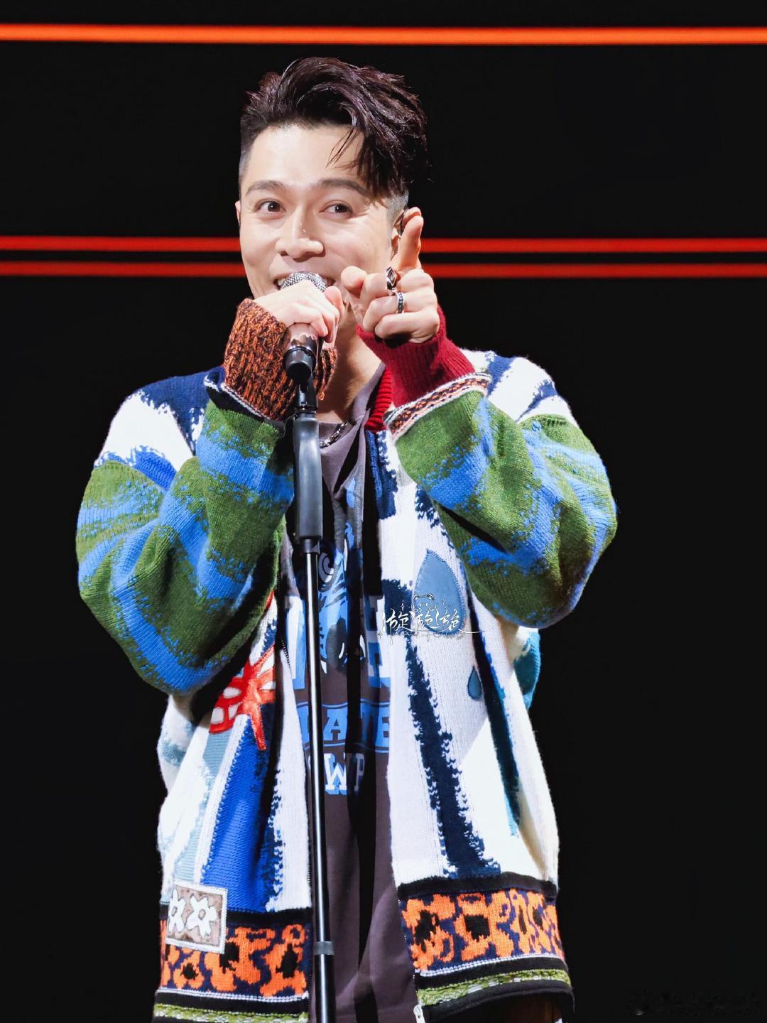 周柏豪的演唱会现场，这首歌已经成了求婚信号，只要旋律一响起，就有情侣开始筹备求婚