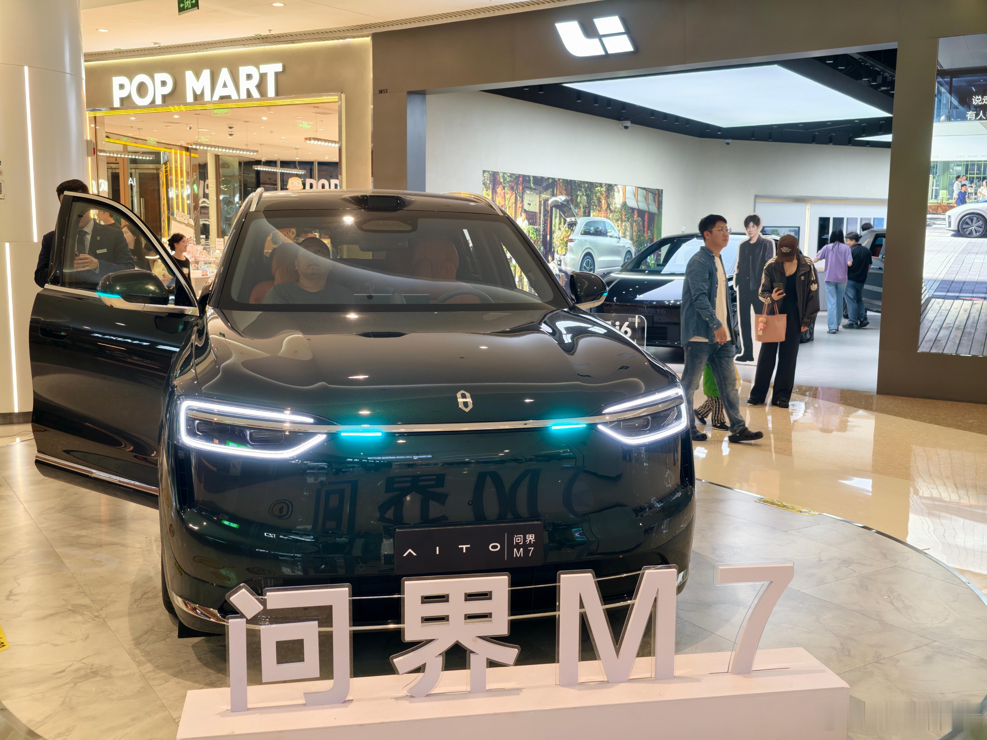 理想汽车门口，摆了个问界M7，华为太能拼了[允悲] ​​​