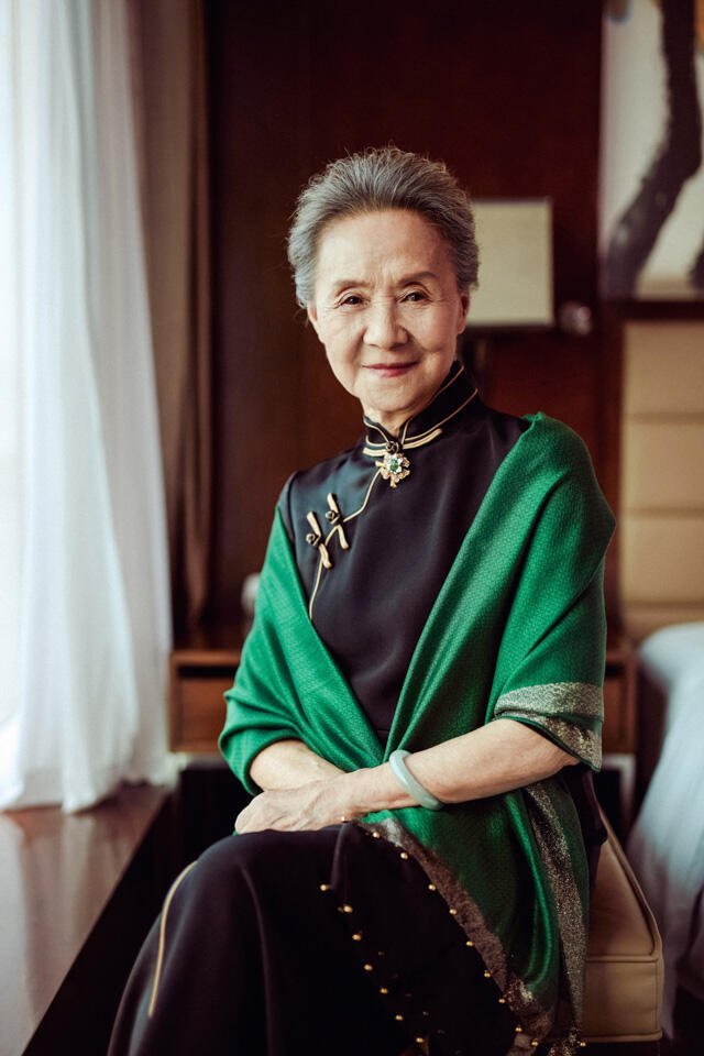 吴彦姝87岁穿高跟鞋不驼背吴彦姝奶奶在北影节闭幕式亮相，精气神特别好，不愧是我们